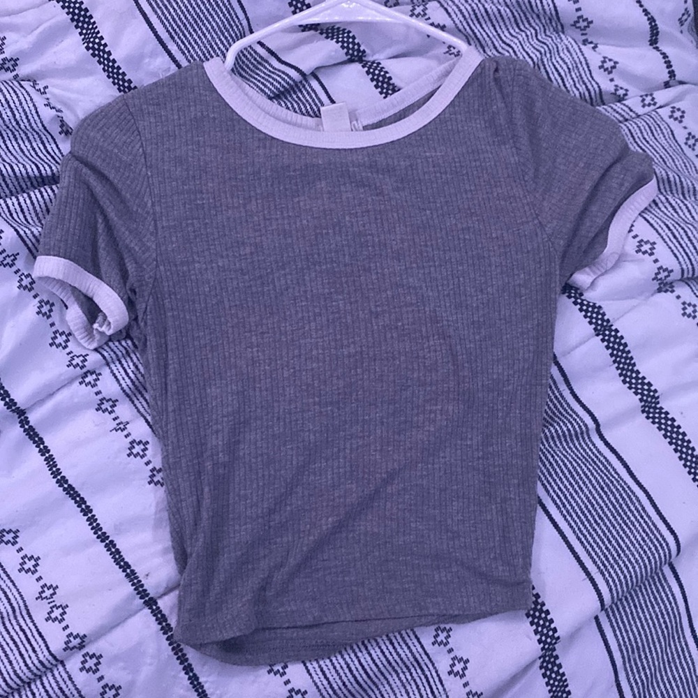 Gray cropped t-shirt
